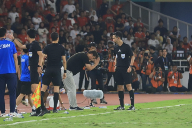 Rõ lý do khiến HLV Kim Sang Sik cúi đầu vái lạy trọng tài 
